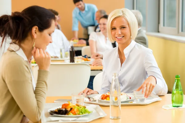 Cafeteria lunch ung affärskvinna äta sallad — Stockfoto