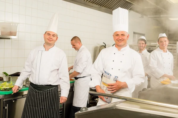 专业厨房忙团队厨师和厨师 — 图库照片