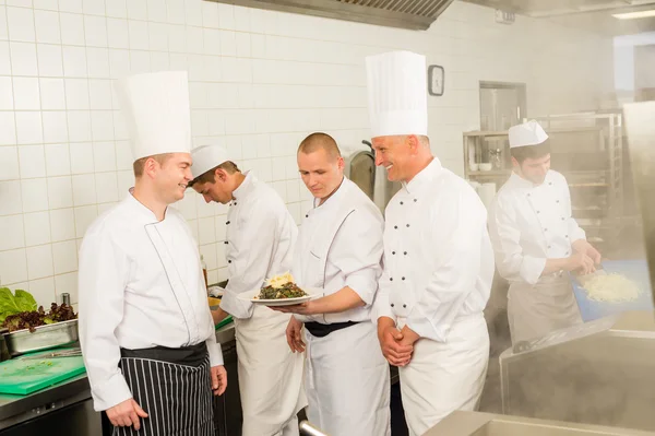 Cuisine professionnelle équipe occupée cuisiniers et chef — Photo