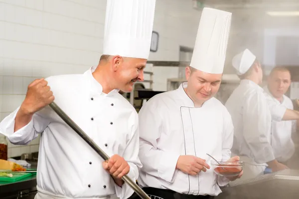 Два повара-мужчины работают на профессиональной кухне — стоковое фото