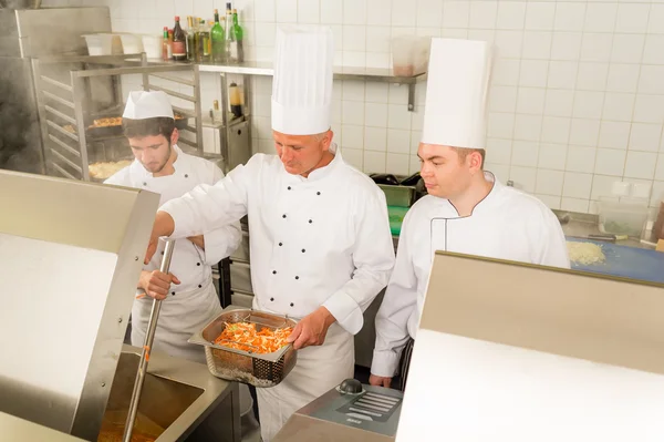 Profi-Koch kocht Essen in der Küche — Stockfoto