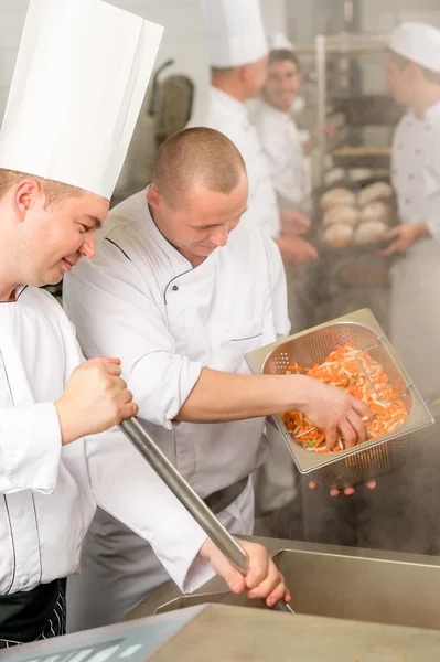Due chef professionisti che cucinano in cucina — Foto Stock