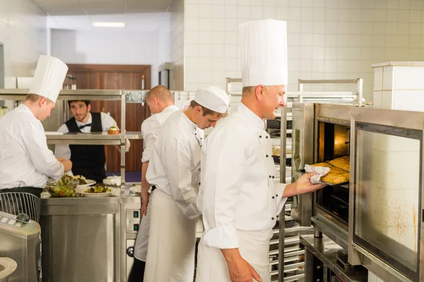Groep van koks in professionele keuken — Stockfoto