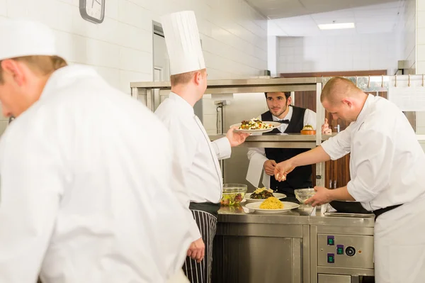 Cocina profesional cocinero preparar comida dar camarero —  Fotos de Stock