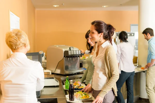 Cafeteria betala vid kassan kvinnor i kö Royaltyfria Stockfoton
