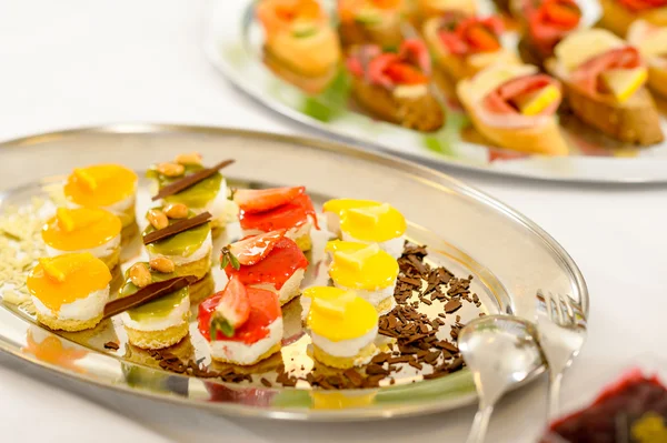 Aperitivos mini sobremesas em prato buffet de catering — Fotografia de Stock