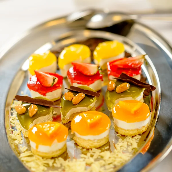 Sobremesas em detalhes de comida de prato de prata — Fotografia de Stock