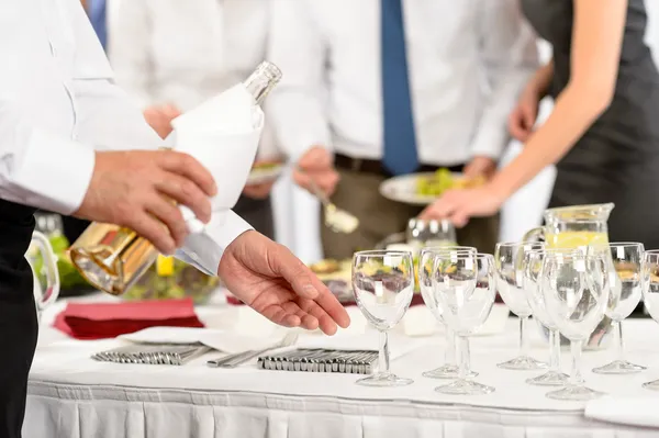 Business Buffet Mittagessen Caterer servieren Wein Vorspeise — Stockfoto