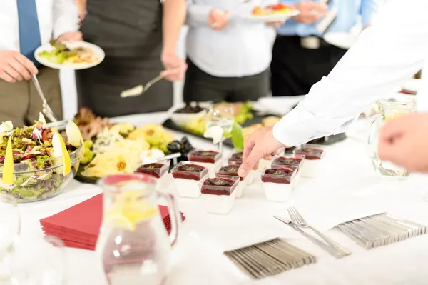 Питание мини десерт за столом бизнес-шведский стол — стоковое фото