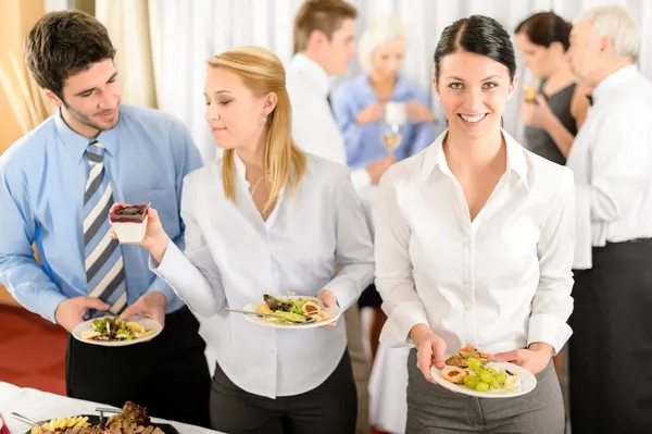 Коллеги по бизнесу обслуживают себя в кафе — стоковое фото