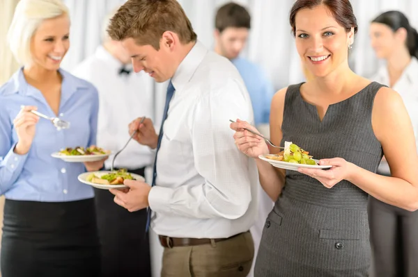 Улыбающаяся деловая женщина во время обеда в компании — стоковое фото