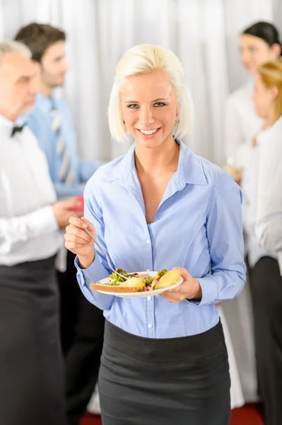 Smiling business woman during company lunch buffet — Stock Photo, Image