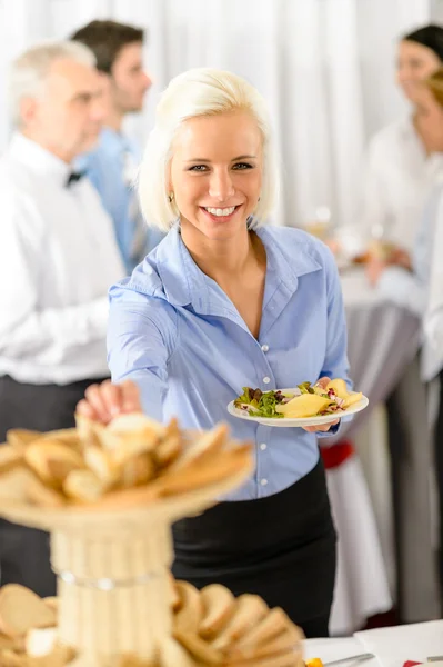 Улыбающаяся деловая женщина во время обеда в компании — стоковое фото