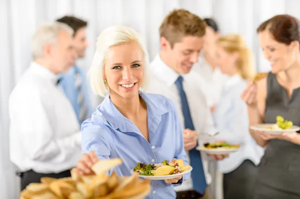 Ler affärskvinna under företaget lunchbuffé — Stockfoto