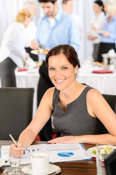 Zakenvrouw werken tijdens buffet catering — Stockfoto