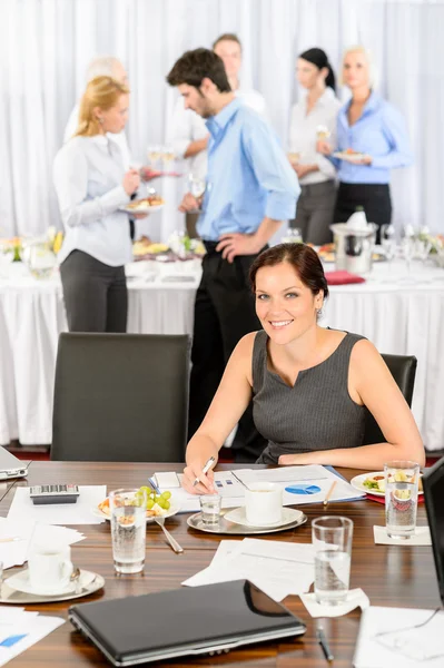Affärskvinna arbeta under catering buffé — Stockfoto