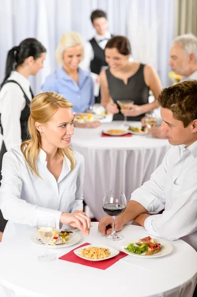 Catering bedrijf gebeurtenis jonge collega's eten — Stockfoto