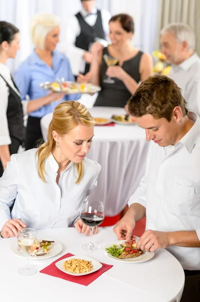 Catering bedrijf gebeurtenis jonge collega's eten — Stockfoto