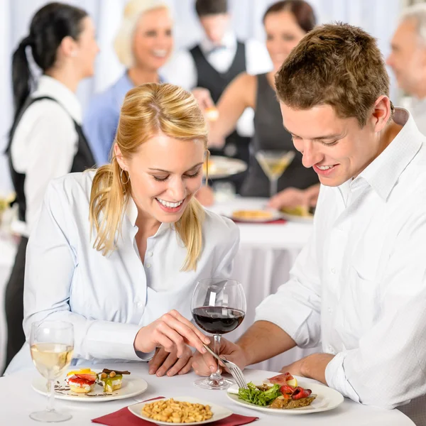 Catering företag händelse unga kollegor äter — Stockfoto