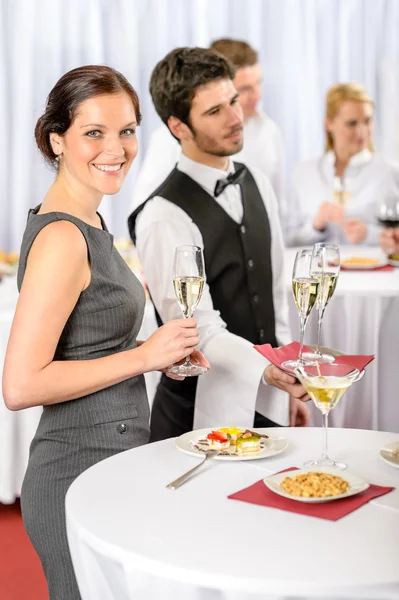 Traiteurdienst in bedrijf gebeurtenis aanbod champagne — Stockfoto
