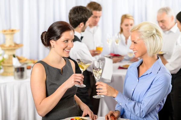 Деловая встреча две женщины празднуют шампанское — стоковое фото