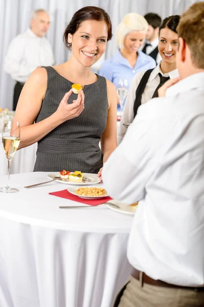 Mujer de negocios comer postre del servicio de catering — Foto de Stock