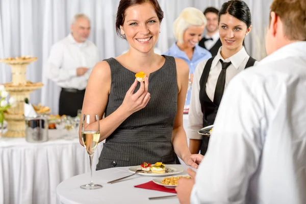 Affärskvinna äta dessert från catering service — Stockfoto