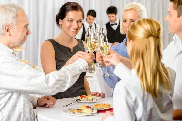 Obchodní partneři přípitek šampaňským firemní akce — Stock fotografie