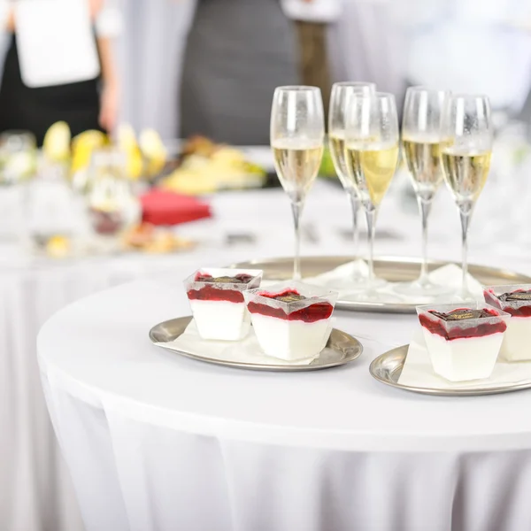 Tatlılar ve katılımcıların toplantı için şampanya — Stok fotoğraf