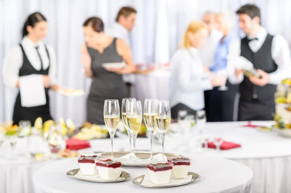 Tatlılar ve katılımcıların toplantı için şampanya — Stok fotoğraf