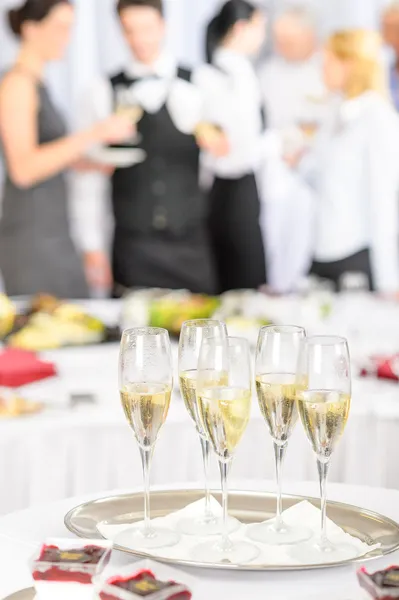 Champagne toast glasögon för mötesdeltagarna — Stockfoto