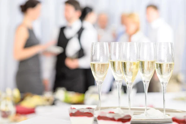 Champán de aperitivo para los participantes en la reunión — Foto de Stock