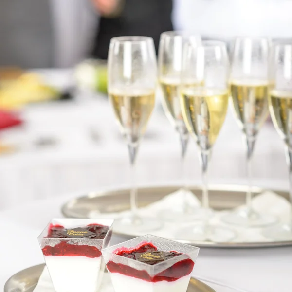 Champagne toast glasögon för mötesdeltagarna — Stockfoto