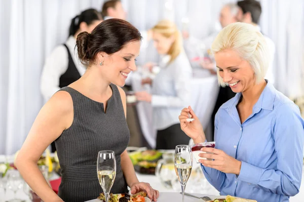 Obchodní jednání bufetu usmívající se žena jíst dezert — Stock fotografie