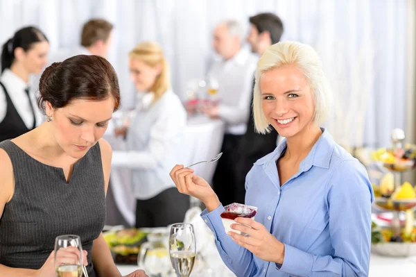 Деловая встреча "шведский стол" улыбающаяся женщина ест десерт — стоковое фото