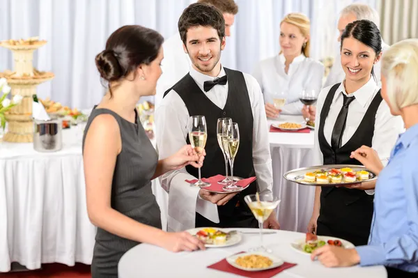 Catering-Service bei Firmenveranstaltung bietet Essen an Stockfoto