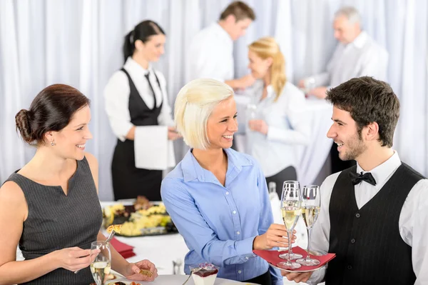 Mujer de negocios tomar un aperitivo de camarero Imágenes De Stock Sin Royalties Gratis