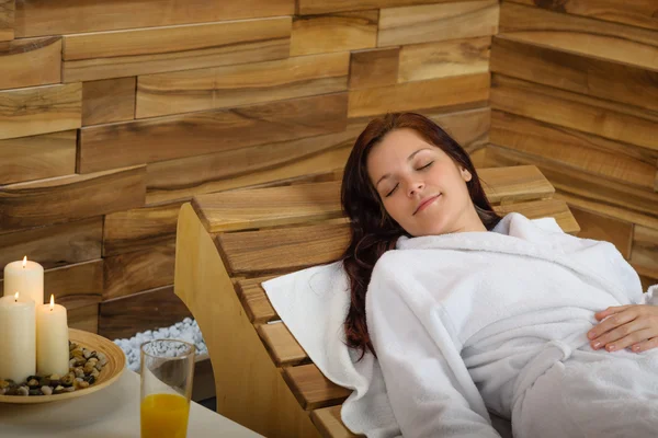 Relax spa donna sdraiata sulla sedia di legno — Foto Stock