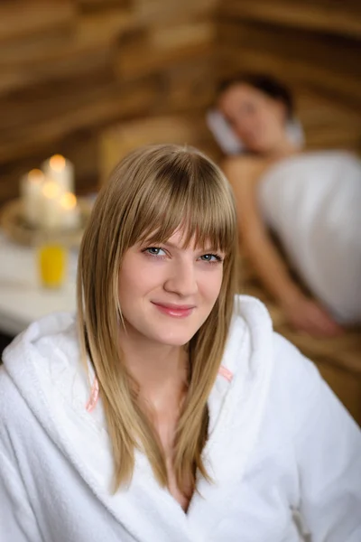 Женщина в халате в спа-комнате — стоковое фото