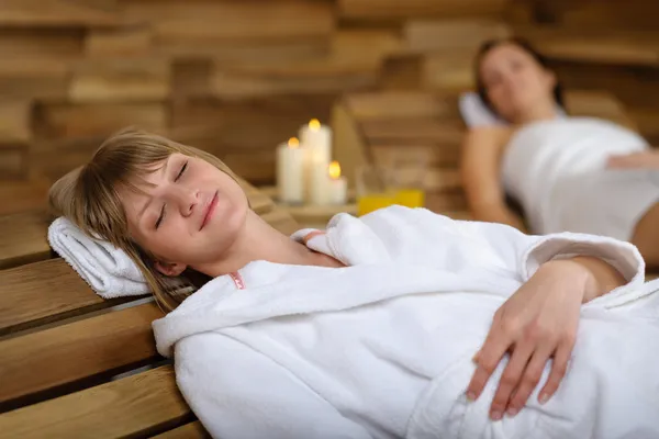 Spa kamer vrouw ontspannen op houten stoel — Stockfoto