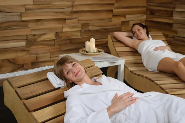 Wellness-Behandlung Frau entspannen auf Holzstuhl — Stockfoto