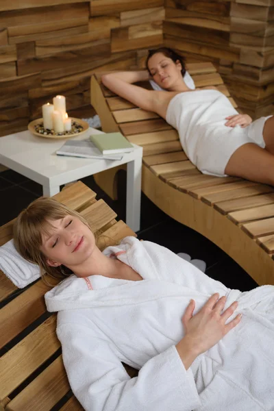 Habitación Spa dos mujeres relajarse después del tratamiento —  Fotos de Stock