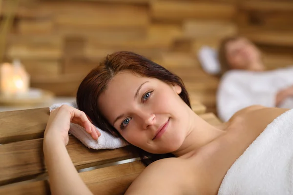 Koppla av spa kvinna liggande på trästol — Stockfoto