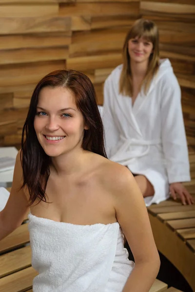 Kvinna på spa room insvept i handduk — Stockfoto