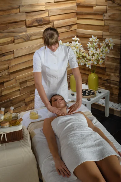 Massage behandeling vrouw in luxe spa — Stockfoto