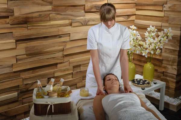 Femme bénéficiant d'un massage du cou au spa de luxe — Photo