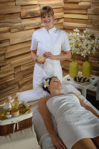 Donna e massaggiatore nella lussuosa sala spa — Foto Stock