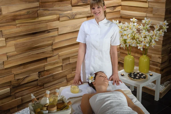 Vrouwelijke masseur geven schoonheid behandeling luxe spa — Stockfoto