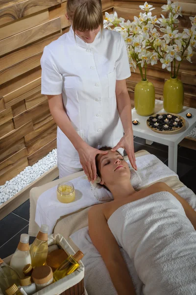 Massage de tête de femme au spa de luxe — Photo