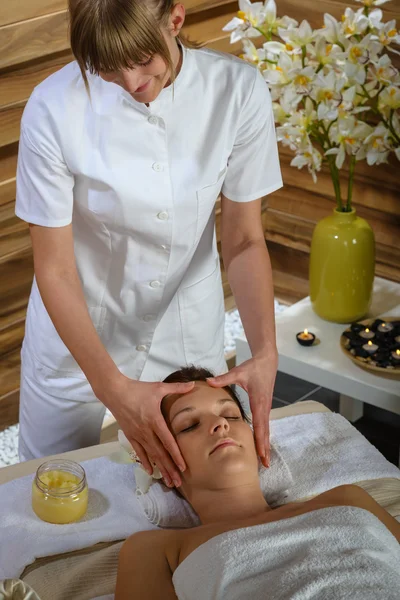 Massaggio testa donna al centro benessere di lusso — Foto Stock